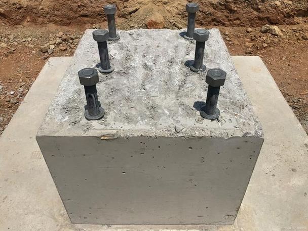 预制装配式钢筋混凝土基础是一种新型的工程工艺,一般在厂内浇筑好